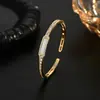 Pulsera de Mano Personalizada de Zirconia Micro-Pavé con Electrochapado de Oro Real para Mujer, Pulsera de Uñas de Mariposa con Letra H de Alta Gama, Pulsera de Lujo Accesible