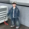 Conjunto de Ropa de Otoño para Niños 2026 Nuevo Estilo Street Cool Ropa de Dos Piezas de Mezclilla para Niños Ropa Estilo Primavera y Otoño para Niños Pequeños Tendencia