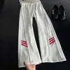 Pantalones Deportivos de Chándal Grises con Raya Desestructurada y Flor Blanca para Hombre, Pantalones de Otoño con Bloques de Color, Parches, Pierna Recta con Caída, Pantalones Ligeramente Acampanados