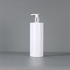 Botella de PET Blanca de Hombro Plano de 500 ml para Gel de Ducha Champú Botella de Plástico Cabezal de Bomba de Aluminio Anodizado Botella de Loción Corporal de 300 ml