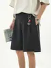 Pantalones cortos casuales de traje a rayas retro japoneses, pantalones de cinco puntos simples rectos holgados plisados de longitud media finos de verano