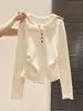 Camisa feminina de base para o início da primavera, com gola polo, manga longa, semitransparente, texturizada, com barra franzida que afina a cintura