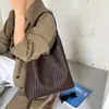 Bolso tejido de alta gama, estilo retro para el día a día, bolso tote de gran capacidad, versátil, textura de alta calidad, con carácter, bolso grande de un solo hombro
