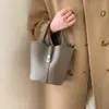 Bolso Pequeño Marrón Maillard Retro para Mujer 2025 Nuevo Otoño e Invierno Más Fácil de Combinar Bolso de Hombro Cruzado Bolso Cubo Portátil