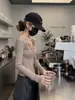 Top de punto de canalé de manga larga con cuello en V color caqui estilo coreano para mujer, un impresionante diseño de otoño, top interior ajustado