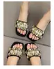 Nuevas 2026 Modelo de una tira con pedrería Elegantes Versátiles Influencer de Moda Chanclas Cuadradas Aumentan Altura Sandalias Más Vendidas