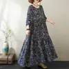Foto Real de um Vestido de Outono Plus Size com Textura Fina de Algodão e Linho, Gola Redonda, Mangas Longas, Caimento Solto, Efeito Emagrecedor, Saia em Camadas e Silhueta Evasê