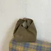 Bolsa casual nuvem com uma vibe descontraída, bolsa feminina estilo executiva, nova bolsa de mão tendência e única simples para mulheres primavera-verão 2026