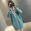 Otoño e Invierno 2026 Estilo Nuevo Suéter Muy Elegante de Cuello en V Chaqueta para Mujer Estilo Coreano de Moda Cardigan de Punto Holgado de Longitud Media