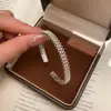 Pulsera de encaje hueco plateada en capas para mujer, nuevo estilo 2026, de alta gama, ligera, nicho y exquisita joyería de pulsera