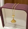 Libro Rojo Pequeño Mismo Estilo Cepillado Falda Pequeña Colgante Falda Dorada Color Oro Collar Pequeño Estilo Chanel Abanico Cadena para Clavícula de Mujer