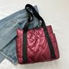 Bolso de mano de alta calidad para mujer, nuevo, de gran capacidad, moderno, para otoño e invierno, con relleno de algodón perlado, bolso de hombro, bolso de mano de viaje con plumas.