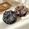 Scrunchie de moda estilo coreano de cuatro capas con estampado de cuadros blanco y negro, perfecto para crear una coleta baja chic, un accesorio para el cabello dulce y femenino