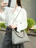 2025 Nuevo Estilo Bolso Cubo Pequeño Estilo Fragante Cuero con Cera de Aceite Retro Bolso Hobo para el Brazo Bolso Acolchado con Cadena Gruesa