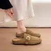 Mules femininas com fivela de metal estilo Birkenstock, nova coleção outono 2026, couro camurça, design de bico fechado, estilo casual e retrô, perfeitas para usar ao ar livre