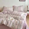 Juego de cuatro piezas de terciopelo de leche con estampado de rayas simples clase A, antiestático para invierno, engrosado para abrigar, y un juego de tres piezas con forro polar adicional para dormitorios
