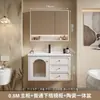 Gabinete de baño de estilo lujo ligero, minimalista y rústico, una combinación de madera maciza para uso doméstico, con un lavabo cerámico integrado para lavarse las manos y la cara