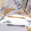 Juego de Colgantes Modelo de Arma de Acero Inoxidable Chapado en Oro Espada Bastón Pistola Textura Tallada Estilo Retro Estéreo 3D Accesorios de Joyería