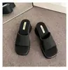 2026 Nuevas Chanclas de Tira Única Suela Gruesa Verano Versátiles Punta Cuadrada Tacón Grueso Sandalias Slip-on Para Personas Bajas Chanclas de Plataforma Impermeables