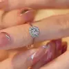 Anel Estrelado de Luxo Leve para Mulheres, Zircônia Brilhante Micro-Pavimentada em Toda a Superfície, Anel de Banda Lisa, Design Ajustável, Joia de Mão Versátil para o Dia a Dia