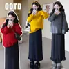 Ropa de maternidad para otoño e invierno: un estilo dulce, a la moda y relajado que presenta un dobladillo con volantes, un suéter de punto grueso y una falda de lunares, creando un efecto adelgazante