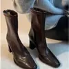 Botas Martin Quadradas Exquisitas de Temperamento Retrô com Salto Quadrado e Zíper Traseiro 2025 Verão Novo Estilo Coreano Botas de Cano Curto com Salto Grosso que Aumentam a Altura Femininas