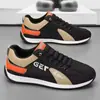 Sapatos Casuais Confortáveis Versáteis Novos para Primavera/Outono de 2026 Estilo Forrest Gump para Meia-idade e Jovens Sapatos Masculinos Tendência Color Block Sapatos de Skate para Estudantes
