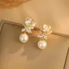 Pendientes elegantes y lujosos de circonita y perla, estilo commuter de lujo ligero, pendientes de botón de flor con goteo de aceite, pendientes exquisitos de moda y versátiles