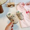 Zapatos para caminar para bebés 2026, zapatos para niñas, nuevos estilos de otoño, zapatillas de entrenamiento alemanas, zapatillas de suela blanda para niños, y zapatillas deportivas para niños pequeños y niños pequeños