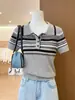 Camiseta de punto gris a rayas con solapa, hombro normal, manga corta, estilo coreano, para mujer, verano 2026, petite, ajuste ceñido, talla única