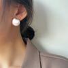 Pendientes de bola de metal cepillado mate de estilo europeo y americano para mujer, pendientes de pasador de plata con temperamento de alta gama chapados en oro retro que combinan con todo