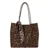 Bolsa casual de grande capacidade com estampa de leopardo, novo estilo 2026, versátil para mulheres, adequada para o dia a dia, bolsa de ombro, bolsa tote com uma vibe descontraída