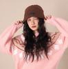 Gorro de Felpa con Circunferencia de Cabeza Grande para Mujer 2026 Nuevo Otoño e Invierno Gorro Cálido Protector de Orejas Estilo Americano Gorro con Logo Metálico