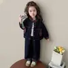 Conjunto de cárdigan a cuadros para niña Primavera y Otoño 2026 Nuevo Conjunto casual de dos piezas a la moda para bebé Ropa deportiva para niña