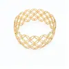 Pulsera Ancha Redonda Hueca de Metal de Venta Caliente Europea y Americana Brazalete Exagerado Único Sentido de Diseño de Moda Joyería de Mano de Nicho para Mujeres