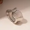 Pulseira Cruzada Europeia e Americana de Metal com Dobras Irregulares e Abertura Oval Leve Luxo Pulseira de Alta Qualidade Joia de Mão Exagerada para Mulheres