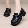 Nuevos mocasines de cuero negro para mujer con suelas gruesas, con un estilo británico, diseño suave y cómodo, y un tacón grueso para mayor altura.