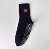 Calcetines de Yoga Rojos Ankela para Mujer, Calcetines Deportivos Antideslizantes de Pilates de Caña Media con Lazo Bordado para Gimnasio y Suelo