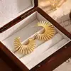 Brincos de Girassol Europeus e Americanos Minimalistas para Mulheres, Acessórios de Orelha Exagerados da Moda de Nicho Vintage Dourados, Tarraxas Estilosas Versáteis Únicas