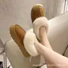 Botas de nieve cortas de moda para mujer, zapatos peludos gruesos forrados de felpa de invierno, nuevo modelo 2026, zapatos de algodón cálidos de suela gruesa sin cordones