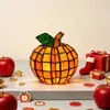 Nueva lámpara de manzana navideña transfronteriza adorno decorativo artesanía de resina decoración luminosa atmósfera festiva luz nocturna
