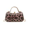 2026 Bolso Cruzado Pequeño Cuadrado con Cadena Estilo Retro Elegante Estampado de Leopardo Nuevo Diseño de Candado Tendencia Estilo Francés