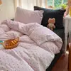 Qualidade de ponta, estilo minimalista, conjunto de cama de veludo de leite de quatro peças, incluindo uma capa de edredom com forro de fleece, lençol de cama de inverno e lençol com elástico, adequado para dormitórios, conjunto de três peças