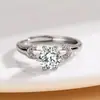 Anel de Casamento Punk Europeu e Americano Banhado a Prata Diamante de 1 Quilate Luxo Leve Seis Garras Cor D Anel de Noivado Proposal para Casal Venda Direta da Fábrica