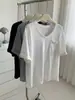 Camiseta de bolsillo de cuello en V deshilachada estilo "old money" relajada para mujer, verano 2026, algodón copo de nieve, caída fluida, talla grande, top de manga corta que estiliza