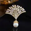 Broche leque de folha de ginkgo, acessório de luxo de alta qualidade em formato de leque para vestidos de banquete elegantes, casacos e ternos, adequado para homens e mulheres