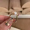 Livro vermelho pequeno com anel de pérola e diamante 2025 novo moda de nicho feminino luxo anel de dedo fechado uma geração de cabelo
