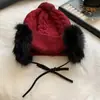 Gorro de punto retro con orejeras de felpa para mujer, cálido para el invierno, hace que la cara se vea más pequeña, gorro versátil estilo coreano