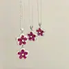 Collar de Flor Rojo Rosado Deslumbrante de Tono Frío con Dopamina, Diseño Único, Versátil, Delicado, Suave, Sencillo, Longitud de Clavícula para Mujeres