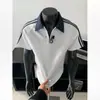 Camisa Polo Listrada de Manga Curta com Meio Zíper Estilo Retrô Americano Masculina Verão Estilo College Top com Gola Polo Respirável Casual Manga Curta